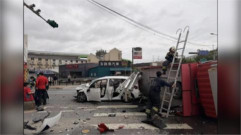 快新聞／桃園蘆竹爆車禍！消防車出勤「側翻橫躺路中央」釀7傷　現場狼藉影像曝光了