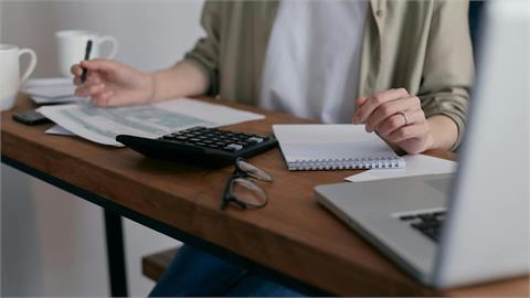 剛踏入職場就快撐不住！美女陷無力感「越上班越想哭」：懷念學生時期的自己