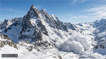 中國新疆慕士塔格峰驚傳大雪崩　冰雪傾瀉百公尺幸無人傷亡