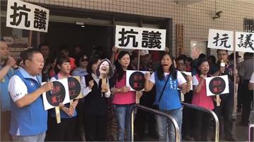 法院查封國民黨台南市黨部 大批支持者抗議