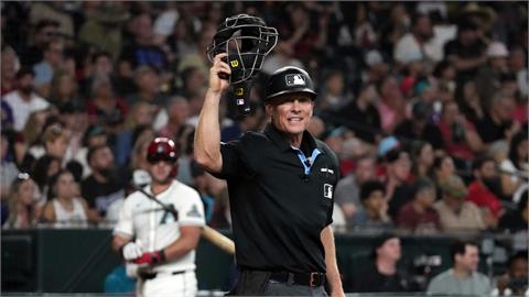 MLB(影)／大聯盟出現爭議判決！紅中進壘點主審判壞球投捕直接愣住當機引起討論