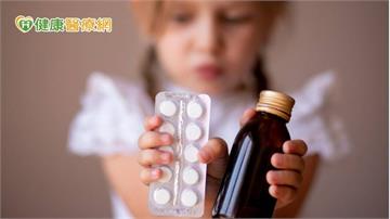 小孩不會吞藥，為何藥不能磨粉？食藥署解答「用藥限制」