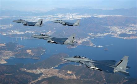 快新聞／南韓「F-4E戰鬥機」驚傳墜海　2飛行員避住宅區跳傘逃生