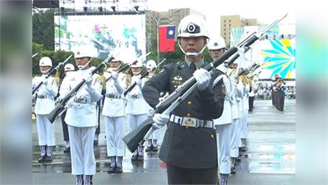 花式拋接6.5公斤二戰真槍！國慶儀隊「魔鬼訓練」內幕揭密