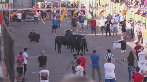 哇！　這麼多人跑給牛群追！　西班牙奔牛節疫情後首度登場