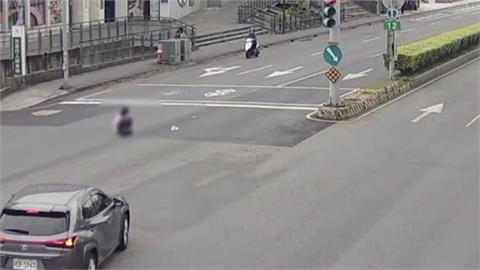 碰！輔大女學生趕上課穿越馬路遭撞　雙腿粉碎性骨折