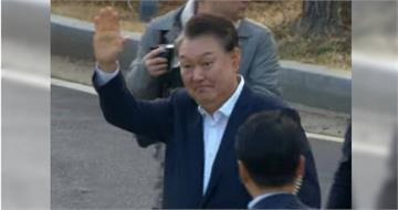 尹錫悅被關52天獲釋首發聲　走下車向支持者鞠躬