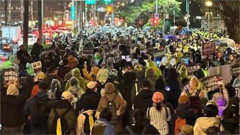 立院外擠爆畫面流出「驚見小六生舉牌」！矢板明夫痛批藍委：吃相最難看