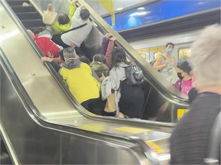 北捷電扶梯驚現「人肉疊疊樂」！1人踩空7人跟著倒成一團