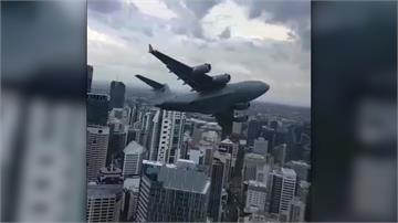 戰鬥機朝自己家飛來！澳洲民眾拍下驚險瞬間