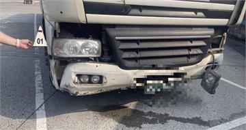 國道驚魂！半聯結車變換車道釀車禍　小客車失控猛撞護欄駕駛命大逃生