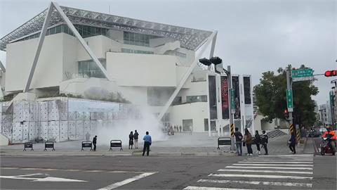 失火！？　南美二館展出「谷芙二子」地景藝術　館方澄清：只是水霧