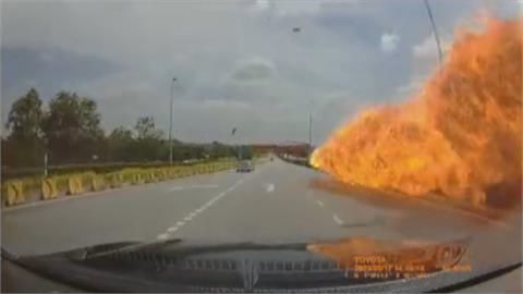 馬來西亞飛機墜毀高速公路　砸中汽機車至少10死