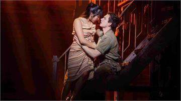 百老匯音樂劇《西貢小姐》首次登台開演！舞台場景超逼真「直升機降落」震撼全場