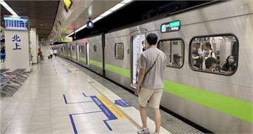 電車線垂落修到今晨！台鐵大誤點影響27列車、735分　通勤族怒：太誇張