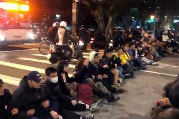 勞團抗議靜坐立院前 癱瘓青島東路交通