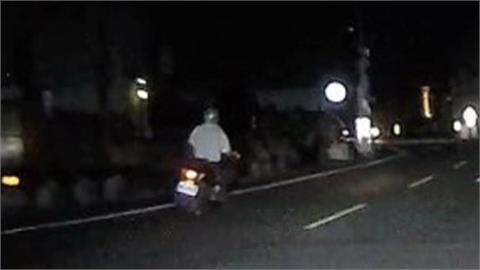 不勝酒力扶號誌桿？　台中阿伯一路騎車蛇行、逆向行駛