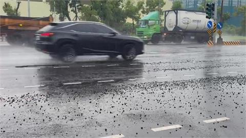 梅雨影響！高雄大雨不停　小港路面驚現坑洞　碎裂柏油散落