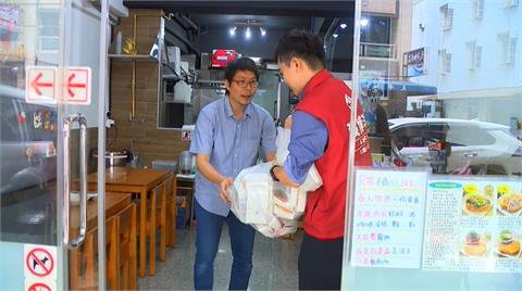 獨／感謝警消山陀兒救災　高雄豬排店送可樂餅、民眾訂百杯飲料分送