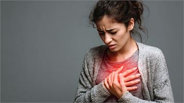 年前加班、趕工突「胸痛」！胸痛是心血管疾病前兆？ 醫提造成的「5大」原因