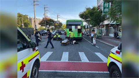 奪命畫面曝！客運左轉沒停等　撞倒路人後輾斃、拖行數公尺