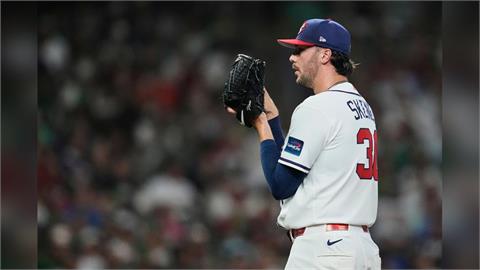 經典賽(影)／美國隊賽揚王牌邀學弟看比賽！空軍官校棒球隊現場幫學長加油