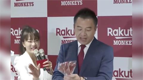 中職(影)/樂天桃猿說宣布「重大消息」卻開箱「記者禮」!網友:是在清商品庫存?
