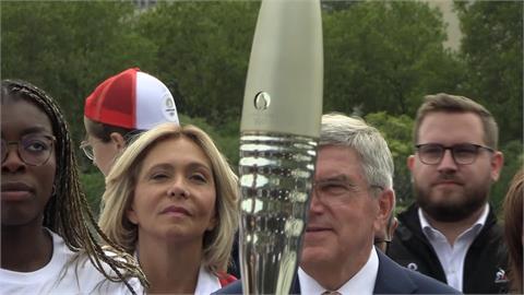 巴黎奧運倒數一年　波爾特舉火炬遊塞納河