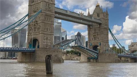 時隔一年　倫敦塔橋升起後又卡住了