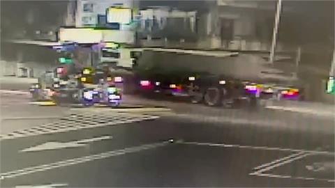 疑過彎太快！　斗六拖板車失控「頭身分離」撞4宅