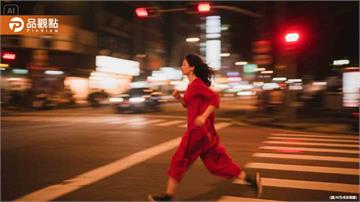 嚇到！高雄「紅衣女」闖紅燈過馬路　還優雅走起台步