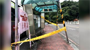 客運靠站撞候車亭 等車婦衰遭波及
