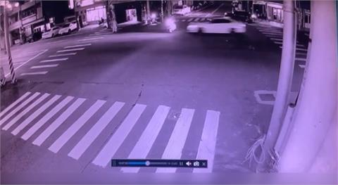 驚悚畫面曝光！　苗栗駕駛疑闖紅燈撞騎士「噴飛一層樓高」