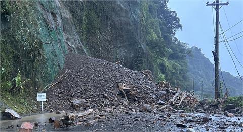 快新聞／豪雨狂炸！北橫牛鬥段邊坡土石坍滑　預計今中午搶通