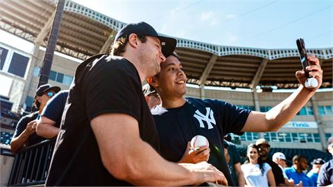 MLB/洋基官網特別介紹 遠赴8457英哩從台灣到坦帕春訓基地的鐵粉