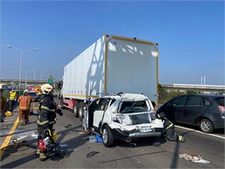 台66新屋段4車追撞！轎車慘遭夾中間嚴重變形