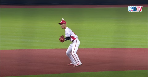中職(影)／沒看過這種PLAY！彈到頭頂張政禹神奇處理球網友大讚反應神速