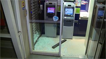 囂張砸銀行！男拿榔頭砸毀ATM玻璃門