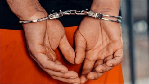6旬婦遭囚禁「逆子揮刀斬首」當場亡！36歲冷血兒「渾身染紅」：是我殺的沒錯