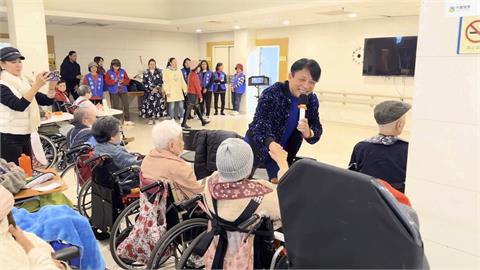 藝林國際「寒冬送暖」　胡鴻達走入仁濟、道生院唱歌做公益