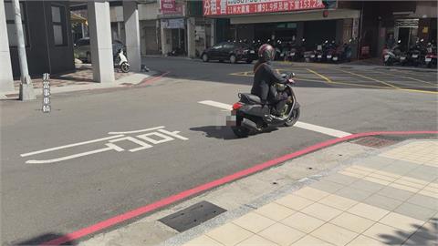 路口有「這個字」就要停！　騎士被警攔下開罰當街開噴