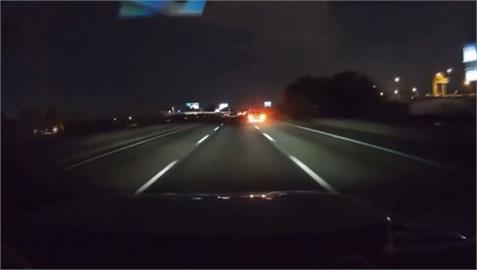 國道驚魂！疑未保持安全距離　轎車撞上小貨車害翻車