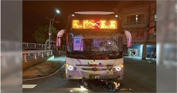 苗栗驚悚車禍！國光客運猛撞機車　2大學生命喪地下道口