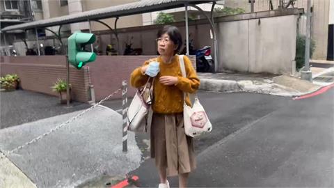 柯稱「沒傭人」陳佩琪跪著擦地板　網酸：為何不買掃地機器人