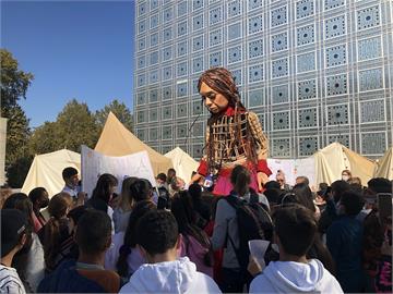 3米高敘利亞女童人偶　行經8國盼喚起對難民兒童關注