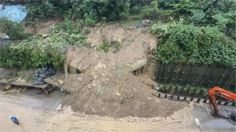 不敵雨勢！　高雄小港擋土牆4天3度塌陷　里長目擊嚇壞