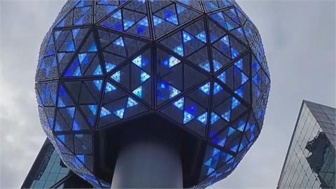 俯瞰如超大領結！迎接2024準備好了　紐約時報廣場水晶球設備測試