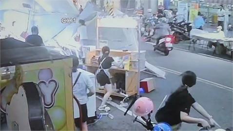 潮州鎮市集週末夜照常擺攤　風雨吹翻攤販棚架