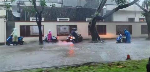 快新聞／雨彈炸裂！　士林官邸、圓山飯店一帶淹水畫面曝光