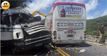 萬里車禍1死14傷！砂石車越線撞客運　男子坐「海景第一排」喪命